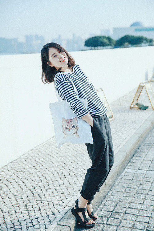 “沙漠之王：车队在金色海洋上的激烈角逐”，沙漠车队电影