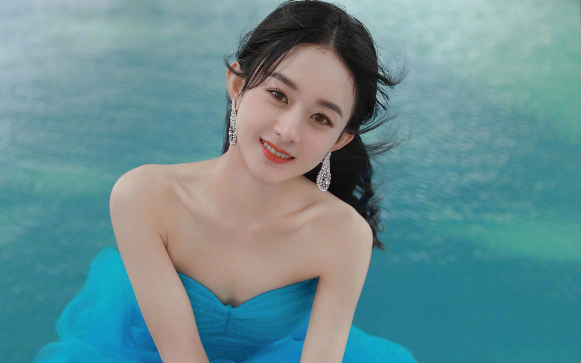 上海海港中场球员发挥关键作用,上海海港 主场