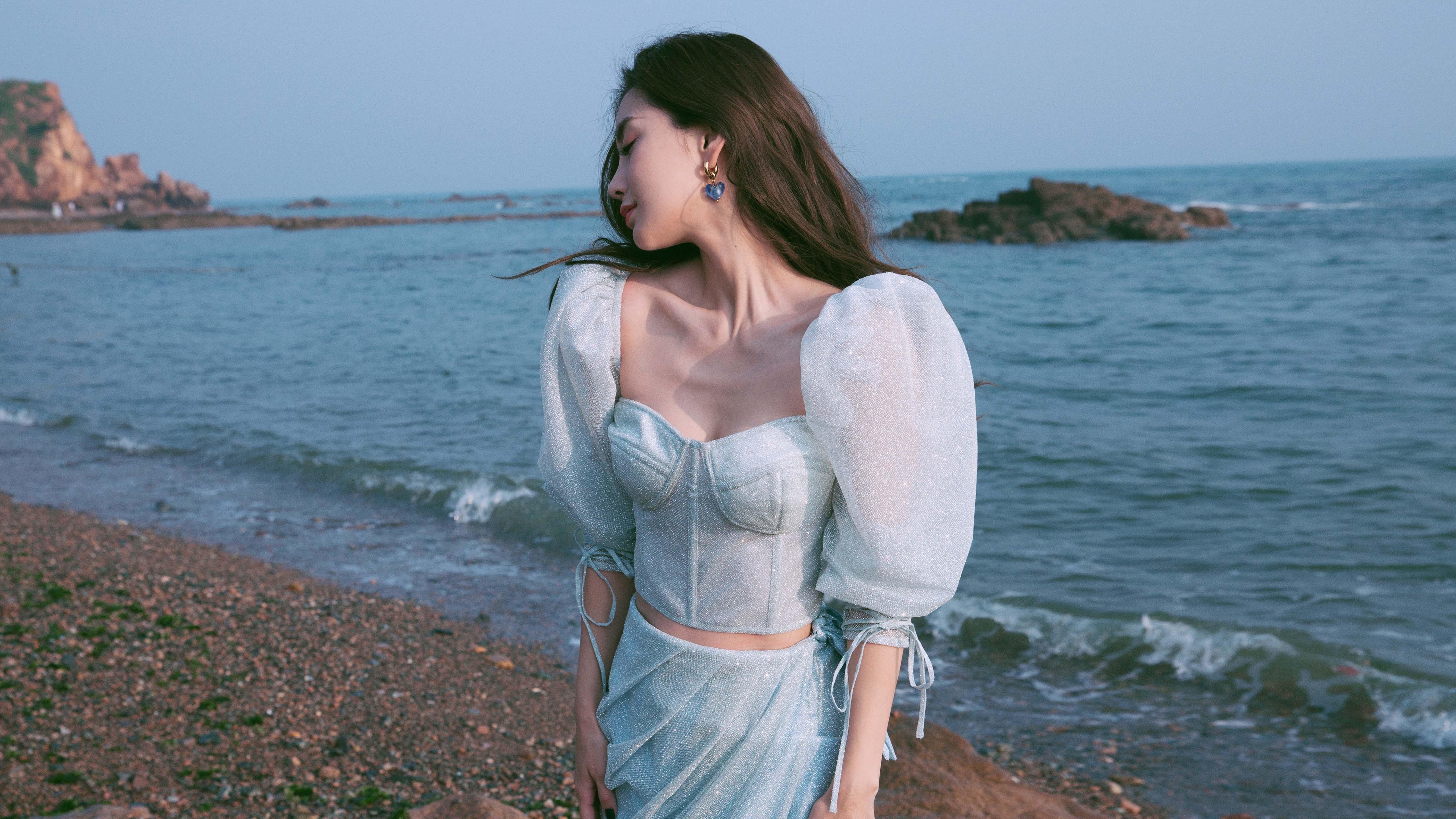 “沙滩赛场热力四射，沙滩手球与合球激烈对决”